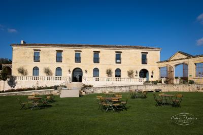 Vue d'un lac entouré d'arbres au lever du soleil, avec des reflets sur l'eau et une légère brume.