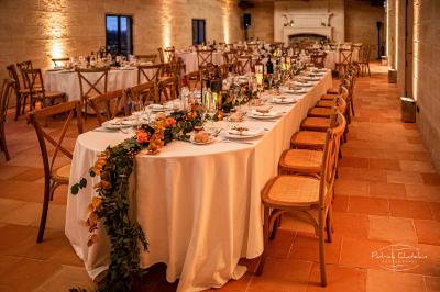 Vue d'un lac entouré d'arbres au lever du soleil, avec des reflets sur l'eau et une légère brume.
