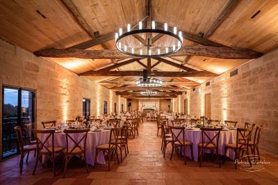 Vue d'un lac entouré d'arbres au lever du soleil, avec des reflets sur l'eau et une légère brume.