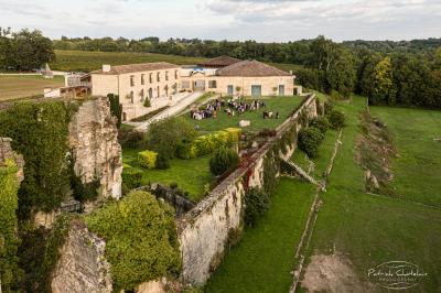 Vue d'un lac entouré d'arbres au lever du soleil, avec des reflets sur l'eau et une légère brume.