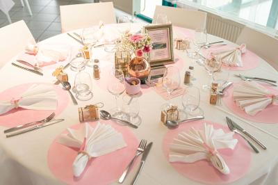 Pelouse verdoyante avec un grand arbre, bâtiment moderne en arrière-plan et ciel dégagé.