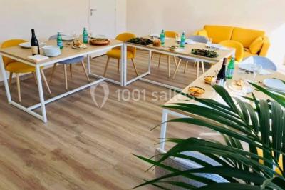 Miniature Location salle La Garde (Var) - City Var #10 Salle de réunion lumineuse avec plusieurs tables, chaises variées, plantes vertes et un écran mural.