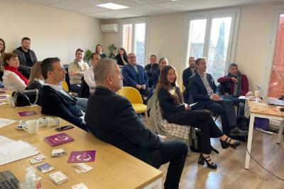 Miniature Location salle La Garde (Var) - City Var #14 Salle de réunion lumineuse avec plusieurs tables, chaises variées, plantes vertes et un écran mural.