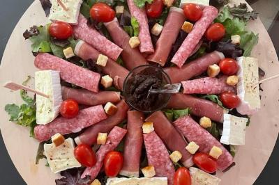 Miniature Location salle La Garde (Var) - City Var #28 Salle de réunion lumineuse avec plusieurs tables, chaises variées, plantes vertes et un écran mural.