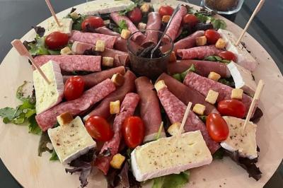 Miniature Location salle La Garde (Var) - City Var #30 Salle de réunion lumineuse avec plusieurs tables, chaises variées, plantes vertes et un écran mural.