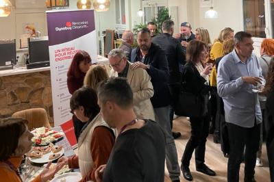 Miniature Location salle La Garde (Var) - City Var #19 Salle de réunion lumineuse avec plusieurs tables, chaises variées, plantes vertes et un écran mural.