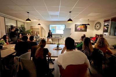 Miniature Location salle La Garde (Var) - City Var #9 Salle de réunion lumineuse avec plusieurs tables, chaises variées, plantes vertes et un écran mural.