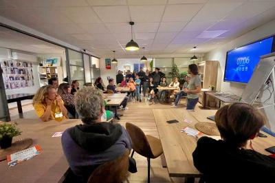 Miniature Location salle La Garde (Var) - City Var #7 Salle de réunion lumineuse avec plusieurs tables, chaises variées, plantes vertes et un écran mural.