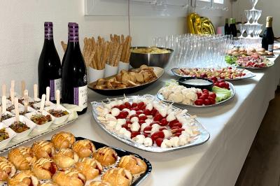 Miniature Location salle La Garde (Var) - City Var #29 Salle de réunion lumineuse avec plusieurs tables, chaises variées, plantes vertes et un écran mural.