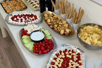 Miniature Location salle La Garde (Var) - City Var #31 Salle de réunion lumineuse avec plusieurs tables, chaises variées, plantes vertes et un écran mural.