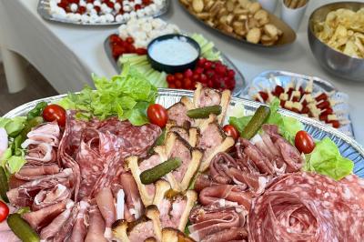 Miniature Location salle La Garde (Var) - City Var #32 Salle de réunion lumineuse avec plusieurs tables, chaises variées, plantes vertes et un écran mural.