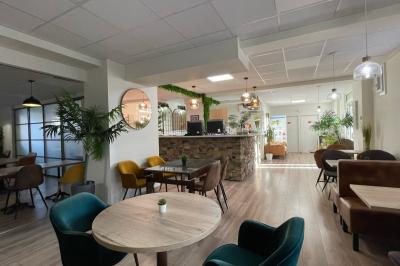 Miniature Location salle La Garde (Var) - City Var #3 Salle de réunion lumineuse avec plusieurs tables, chaises variées, plantes vertes et un écran mural.