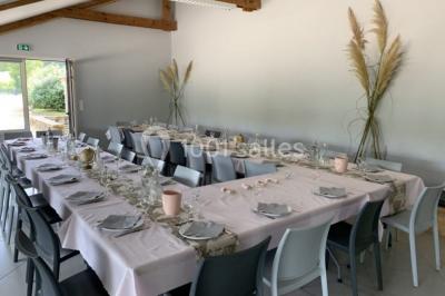 Illustration d'un logo avec des branches de feuillage pastel entourant le texte ’Le Domaine des Cavaliers’.