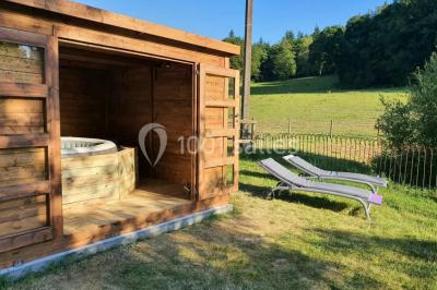 Illustration d'un logo avec des branches de feuillage pastel entourant le texte ’Le Domaine des Cavaliers’.