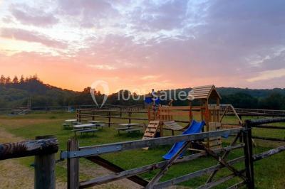 Illustration d'un logo avec des branches de feuillage pastel entourant le texte ’Le Domaine des Cavaliers’.