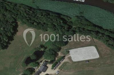 Illustration d'un logo avec des branches de feuillage pastel entourant le texte ’Le Domaine des Cavaliers’.