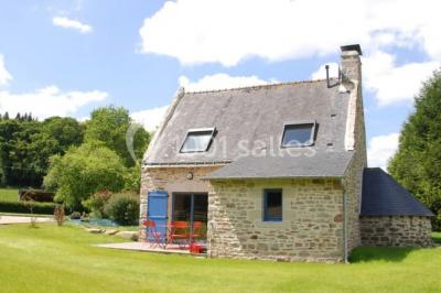 Illustration d'un logo avec des branches de feuillage pastel entourant le texte ’Le Domaine des Cavaliers’.