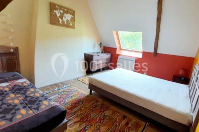 Illustration d'un logo avec des branches de feuillage pastel entourant le texte ’Le Domaine des Cavaliers’.