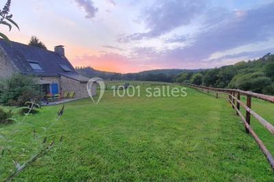 Illustration d'un logo avec des branches de feuillage pastel entourant le texte ’Le Domaine des Cavaliers’.