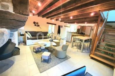 Illustration d'un logo avec des branches de feuillage pastel entourant le texte ’Le Domaine des Cavaliers’.