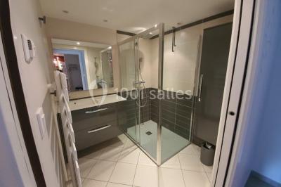 Illustration d'un logo avec des branches de feuillage pastel entourant le texte ’Le Domaine des Cavaliers’.