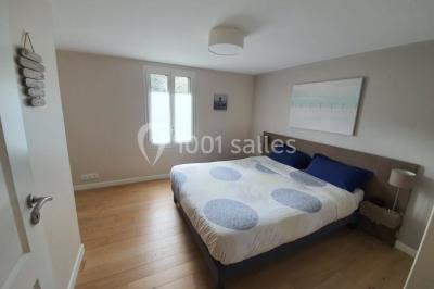 Illustration d'un logo avec des branches de feuillage pastel entourant le texte ’Le Domaine des Cavaliers’.