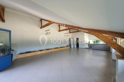 Illustration d'un logo avec des branches de feuillage pastel entourant le texte ’Le Domaine des Cavaliers’.