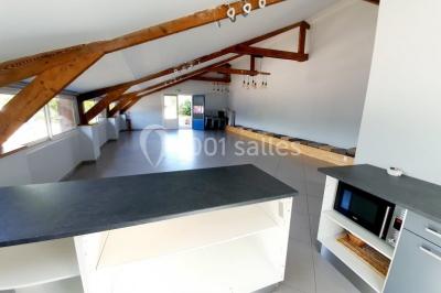 Illustration d'un logo avec des branches de feuillage pastel entourant le texte ’Le Domaine des Cavaliers’.