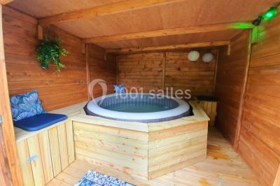 Illustration d'un logo avec des branches de feuillage pastel entourant le texte ’Le Domaine des Cavaliers’.