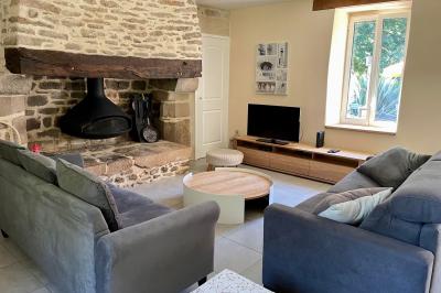 Illustration d'un logo avec des branches de feuillage pastel entourant le texte ’Le Domaine des Cavaliers’.