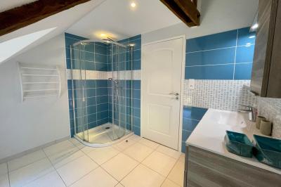 Illustration d'un logo avec des branches de feuillage pastel entourant le texte ’Le Domaine des Cavaliers’.