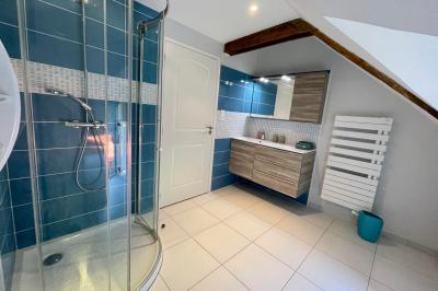 Illustration d'un logo avec des branches de feuillage pastel entourant le texte ’Le Domaine des Cavaliers’.