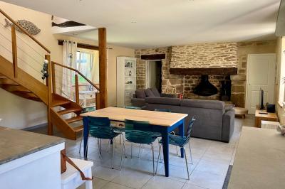 Illustration d'un logo avec des branches de feuillage pastel entourant le texte ’Le Domaine des Cavaliers’.