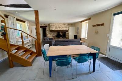 Illustration d'un logo avec des branches de feuillage pastel entourant le texte ’Le Domaine des Cavaliers’.