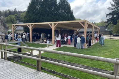 Illustration d'un logo avec des branches de feuillage pastel entourant le texte ’Le Domaine des Cavaliers’.