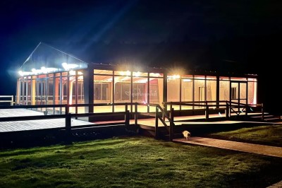 Illustration d'un logo avec des branches de feuillage pastel entourant le texte ’Le Domaine des Cavaliers’.