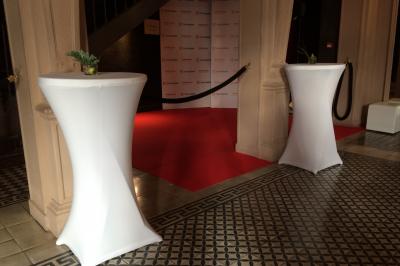 Sapin de Noël décoré de boules dorées et entouré de sacs cadeaux dans un magasin.