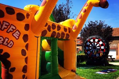 Sapin de Noël décoré de boules dorées et entouré de sacs cadeaux dans un magasin.