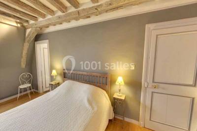 Platines vinyles et disques exposés sur une table en extérieur, avec un jardin verdoyant et un pigeonnier à colombages en…