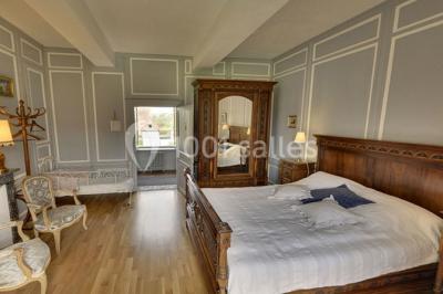 Platines vinyles et disques exposés sur une table en extérieur, avec un jardin verdoyant et un pigeonnier à colombages en…