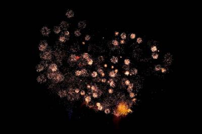 Platines vinyles et disques exposés sur une table en extérieur, avec un jardin verdoyant et un pigeonnier à colombages en…