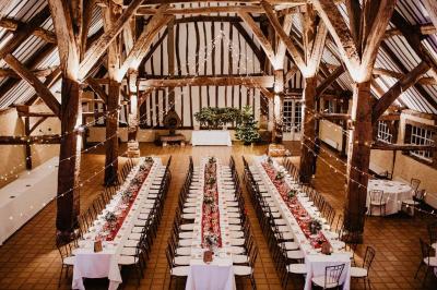 Platines vinyles et disques exposés sur une table en extérieur, avec un jardin verdoyant et un pigeonnier à colombages en…