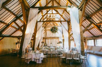 Platines vinyles et disques exposés sur une table en extérieur, avec un jardin verdoyant et un pigeonnier à colombages en…