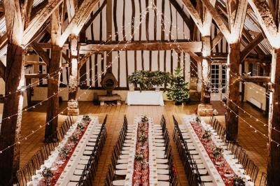 Platines vinyles et disques exposés sur une table en extérieur, avec un jardin verdoyant et un pigeonnier à colombages en…