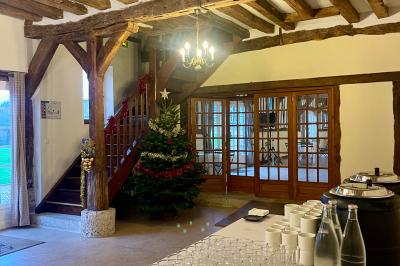 Platines vinyles et disques exposés sur une table en extérieur, avec un jardin verdoyant et un pigeonnier à colombages en…