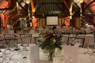Platines vinyles et disques exposés sur une table en extérieur, avec un jardin verdoyant et un pigeonnier à colombages en…