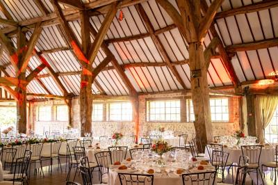 Platines vinyles et disques exposés sur une table en extérieur, avec un jardin verdoyant et un pigeonnier à colombages en…