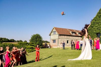Platines vinyles et disques exposés sur une table en extérieur, avec un jardin verdoyant et un pigeonnier à colombages en…
