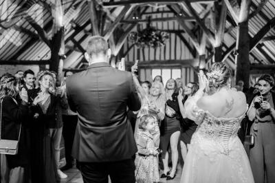 Platines vinyles et disques exposés sur une table en extérieur, avec un jardin verdoyant et un pigeonnier à colombages en…