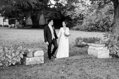 Platines vinyles et disques exposés sur une table en extérieur, avec un jardin verdoyant et un pigeonnier à colombages en…